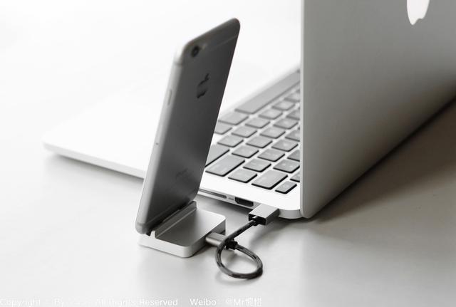 iPhone充电像放水杯一样简单不朽情缘电子游戏这个磁吸底座 让(图2)