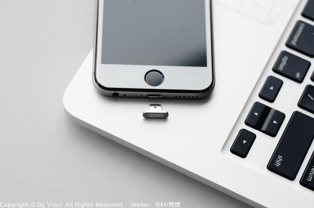 iPhone充电像放水杯一样简单不朽情缘电子游戏这个磁吸底座 让(图4)